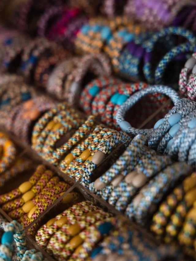 KKNEKKI RESTOCK! We hebben weer heel veel mooie kknekki’s binnengekregen. Ons motto: een kknekki voor elke outfit of mood 😊
En natuurlijk hebben we ook de te gekke Adventkalender. Ze gaan hard, dus wacht niet te lang! 

Ps de losse kknekki’s staan niet online, maar kun je altijd via dm bestellen en natuurlijk in onze winkel shoppen 🥳

Kknekki’s: is het een haarelastiek of een armbandje?
Eén ding is zeker: er is altijd wel een Kknekki die bij je outfit of bui past 😊

Wist je dat de originele KKNEKKI wordt erkend als een van de beste haarelastieken ter wereld? De unieke weeftechniek maakt ze extreem zacht voor alle haartypes en ze zullen niet vervagen, rafelen of slap worden, zelfs niet in zout water. Ze zijn bovendien allergievriendelijk. 
De unieke handwerk- en weeftechniek met meer dan 60 draden biedt bijna eindeloze kleur- en combinatiemogelijkheden. Dus elk seizoen zijn er weer de mooiste kleuren.
En naast als haarelastiekjes kunnen ze ook als armband om de pols worden gedragen! 

📷 @klikklakfotografie 
#kknekki #originalkknekki #kknekkiadventkalender #littledepartmentstore #littledepartmentstorerotterdam