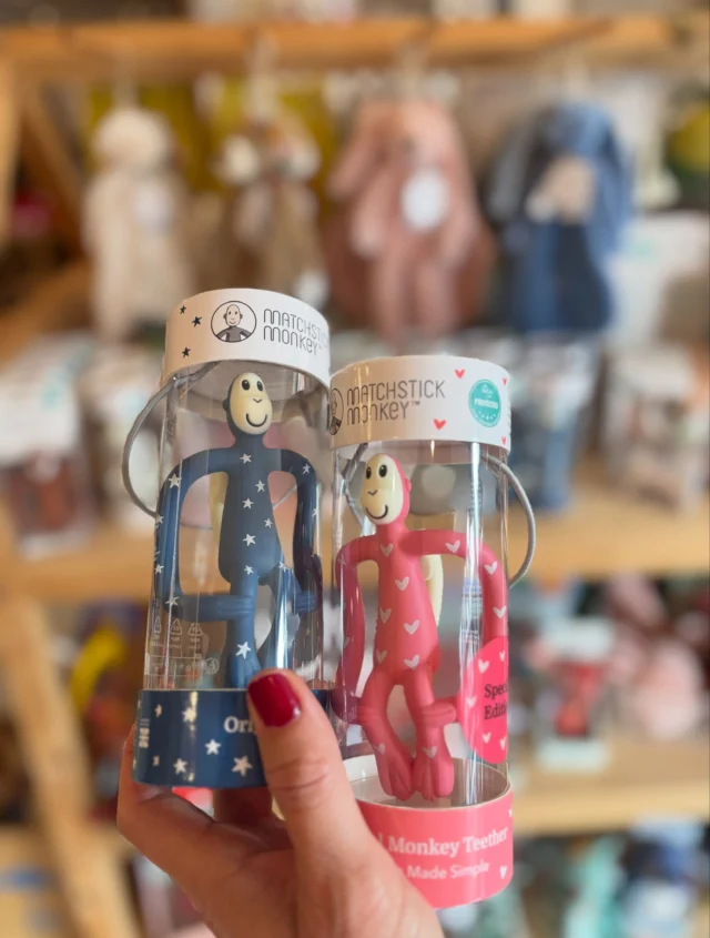Nieuw: deze bijtspeeltjes van @matchstickmonkey met een printje! Een blauwe met sterretjes en een roze met hartjes. En de andere kleurtjes zijn ook weer aangevuld. 

Deze aapjes staan trouwens absoluut in onze top 10 meestverkochte babycadeautjes. Waarom? Omdat het hele fijne bijtspeeltjes zijn:
• ze zien er leuk uit! 
• makkelijk vast te houden door kleine handjes
• de achterkant van het hoofdje is meteen een oefentandenborstel
• applicator op de achterkant van het hoofdje (handig om eventueel verzachtende gel op aan te brengen, zonder dat je daarbij het risico loopt in vinger gebeten te worden 😉) 
• verschillende texturen die helpen bij doorkomende tandjes 
• kan ook nog eens in de vaatwasser of vriezer 

#matchstickmonkey #cadeautip #babycadeau #littledepartmentstore #kinderwinkelrotterdam