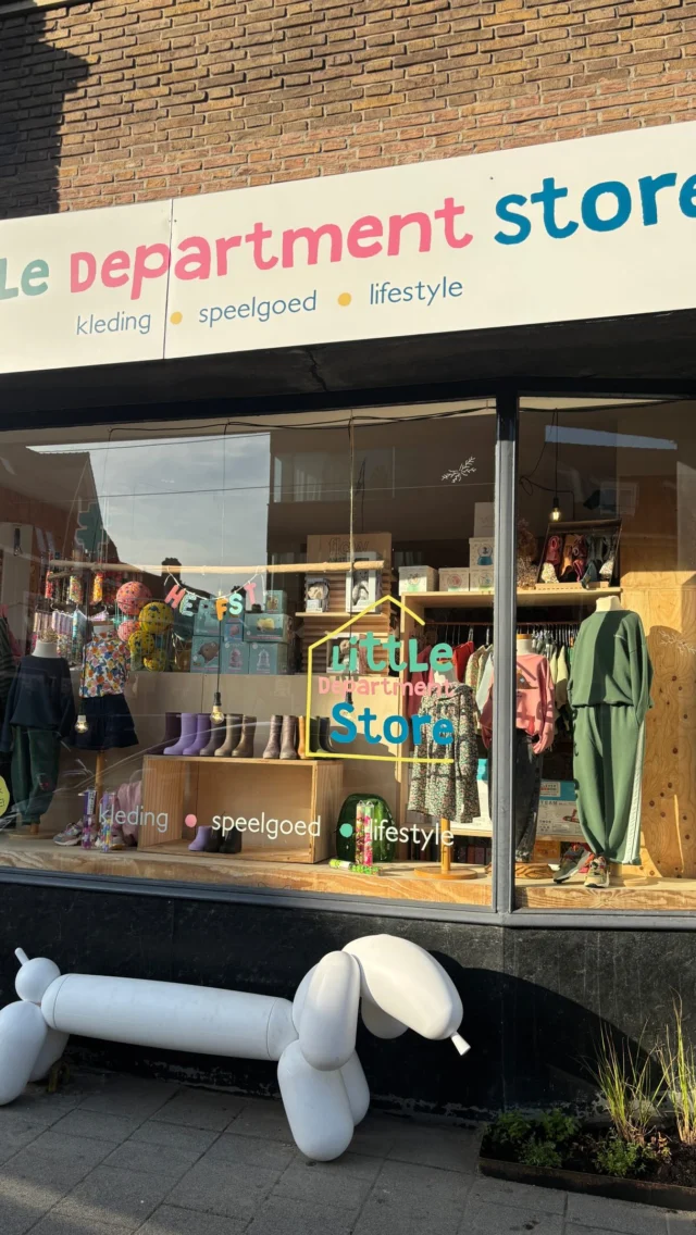Onze winkel wordt steeds groener! 🌱💚
Bij de selectie van onze merken kiezen we zoveel als mogelijk voor duurzamere merken. En daarnaast hebben we nu ook 2 leuke geveltuintjes in samenwerking met @kleiwegkwartier 
Wij vinden het er zo gezellig uitzien! 🥳

Wist je trouwens dat we ook een achtertuin hebben? Daar is een klein moestuintje en je vindt er nog iets grappigs. Dus kijk vooral een keer uit het raam als je de volgende keer bij ons in de winkel langskomt! 

#vergroenen #littledepartmentstore #littledepartmentstorerotterdam #kleiwegkwartier #kinderwinkel