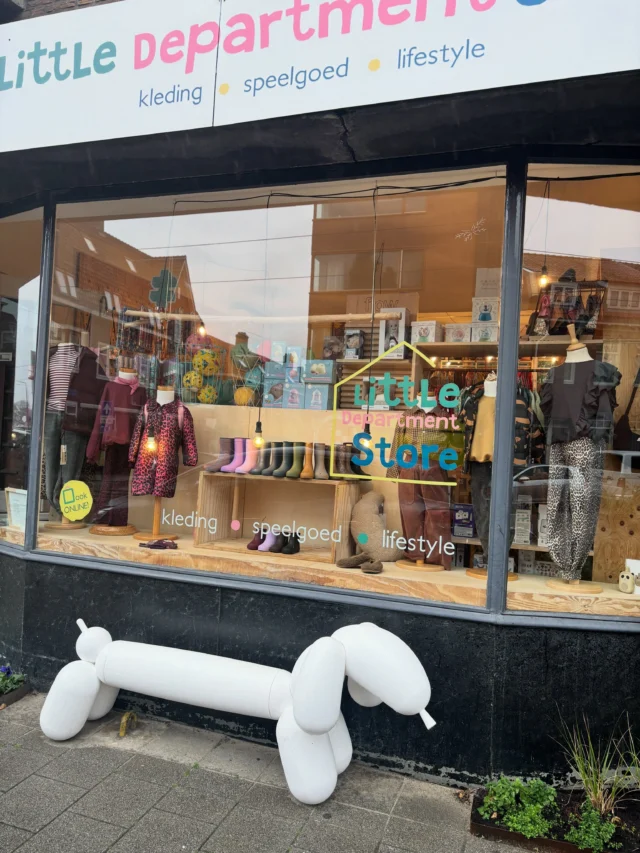 Regenlaarzenweer! ☔️
Gelukkig vrolijken al die Enfant laarzen (en onze nieuwe geveltuintjes🌿) onze etalage wel op met dit regenachtige weer! 

Ps heb je hulp nodig met het bepalen van de juiste maat Enfant thermoboots? ⁉️

Dat snappen we helemaal! Want de thermo laarzen vallen door de wollen voering kleiner dan je gewend bent. En dan is het ook nog eens fijner om schoenen in de winkel te passen dan online te kopen. Maar helaas kan dat niet altijd. 😊

Dus hierbij onze tips:
1. Meet de voeten van je kind op. Dit gaat het makkelijkste door de voeten op een vel papier te zetten en de omtrek te tekenen. 
2. Meet nu van hiel tot de langste teen en in een rechte lijn (dus niet schuin meten). 
3. Zoek de voetlengte op in de maattabel (swipe). Dit is de maat enfant laarzen die je nodig hebt.

Let op: In de maattabel is al rekening gehouden met groeiruimte. Je hoeft dus niet nóg een maat groter te nemen. En neem de laarzen niet té groot! Je wilt niet dat je kind gaat struikelen. Bovendien loop je de wol nog wat uit en slijten de laarzen sneller als je ze te groot koopt. 😊

En kom je er echt niet uit? Stuur ons dan gerust een berichtje! We helpen je graag 😊

#enfant #enfantthermoboots #regenlaarzen #littledepartmentstore #kinderwinkelrotterdam