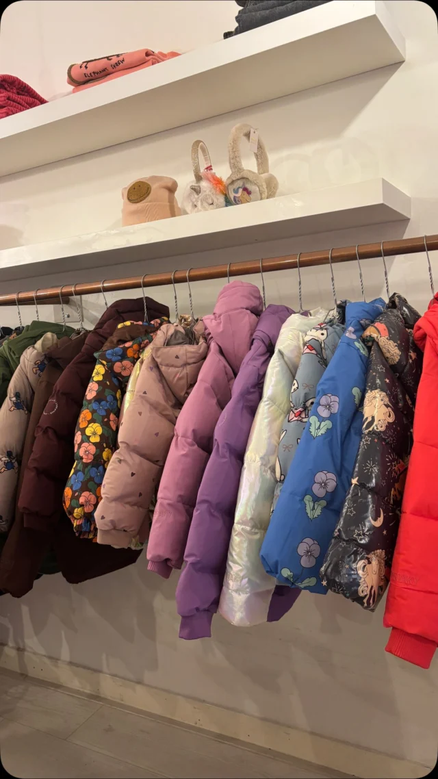 Of we winterjassen hebben? Yes! 
Of je nou op zoek bent naar printjes of felle kleuren, sowieso zijn ze bestand tegen de kou én kunnen ze tegen een flinke bui. Leuke muts, sjaal en wanten erbij en klaar! 

We hebben jassen van Gosoaky, Enfant, Konges Sløjd en The New. En voor de allerkleinsten de wolletjes van Joha en Engel. 
Maar neem vooral een kijkje op www.littledepartmentstore.nl/winterjassen of kom gezellig langs bij ons in de winkel 😊

#kongesslojd #gosoaky #enfant #thenew #kinderwinkelrotterdam