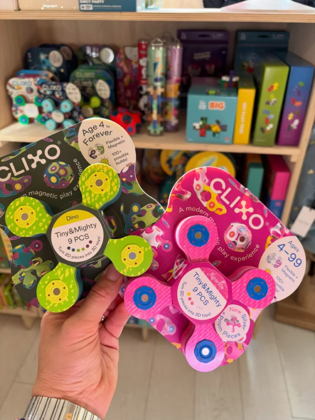 (Schoen-)cadeautjes alert! 
Ken je Clixo al? Ontzettend leuk flexibel magnetisch speelgoed. En het is een ideaal schoencadeautje. Maar ook de mooie stuiterballen van Konges Sløjd passen prima in de schoen. Swipe voor nog veel meer leuke cadeau inspiratie 😀

Ps bestel je je cadeautjes online? Zet dan in het opmerkingenveld wat voor cadeautjes het zijn (Sint, geboorte, Kerst, verjaardag….), dan kiezen wij een bijpassend papiertje! 

#schoencadeau #clixo #littledepartmentstore #kinderwinkelrotterdam #speelgoedwinkelrotterdam