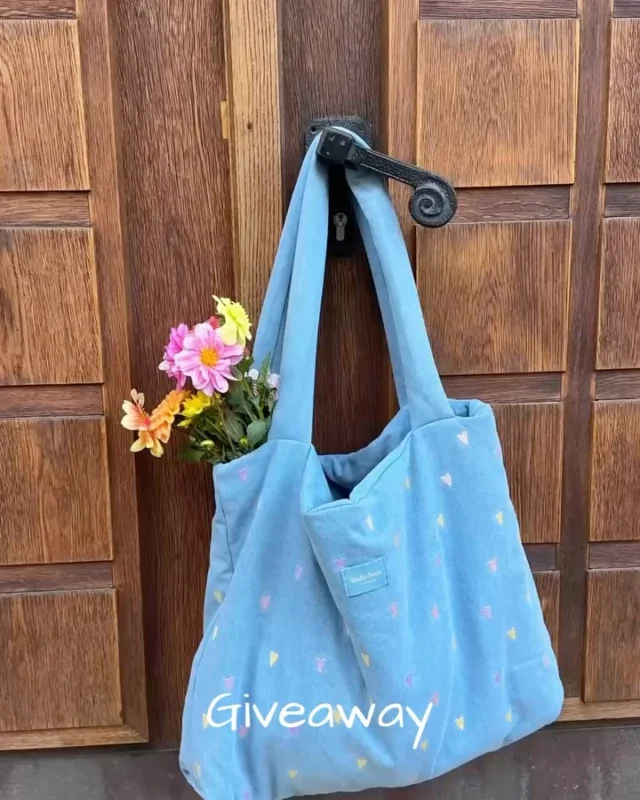 Giveaway time! Want wie jarig is trakteert 🥳

Je kunt een prachtige Denim Mom Bag met hartjes winnen van @studionoos ! 

Hoe doe je mee:
1. Lief als je ons volgt @littledepartmentstore 😊
2. Like dit bericht 
3. Laat een ❤️ achter in de reacties 

Wil je je winkansen verdubbelen? Deel dit bericht dan in je stories en vergeet ons niet te taggen! 🫶

En daarna: fingers crossed! 
De winnaar wordt donderdag 12 november bekendgemaakt. 

Liefs,
Team Little Department Store 

Ps Instagram & facebook zijn op geen enkele wijze verbonden aan deze winactie.